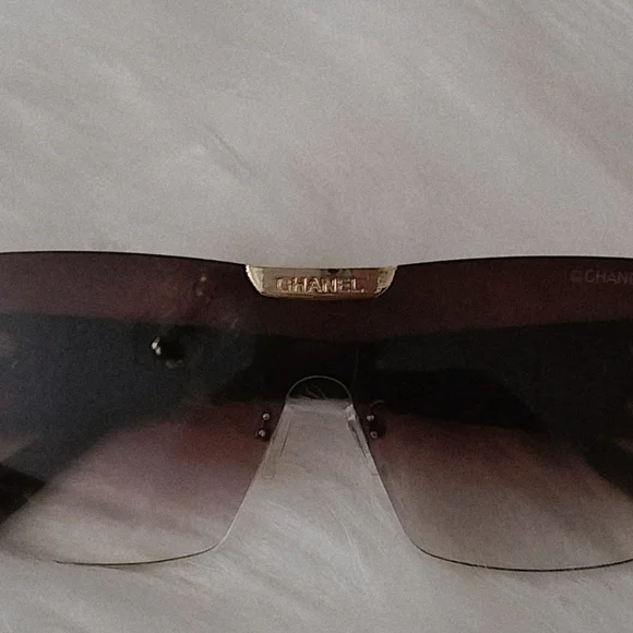 CHANEL Gradient Purple Shield Sunglasses with Gold Accent - Picture 2 of 14